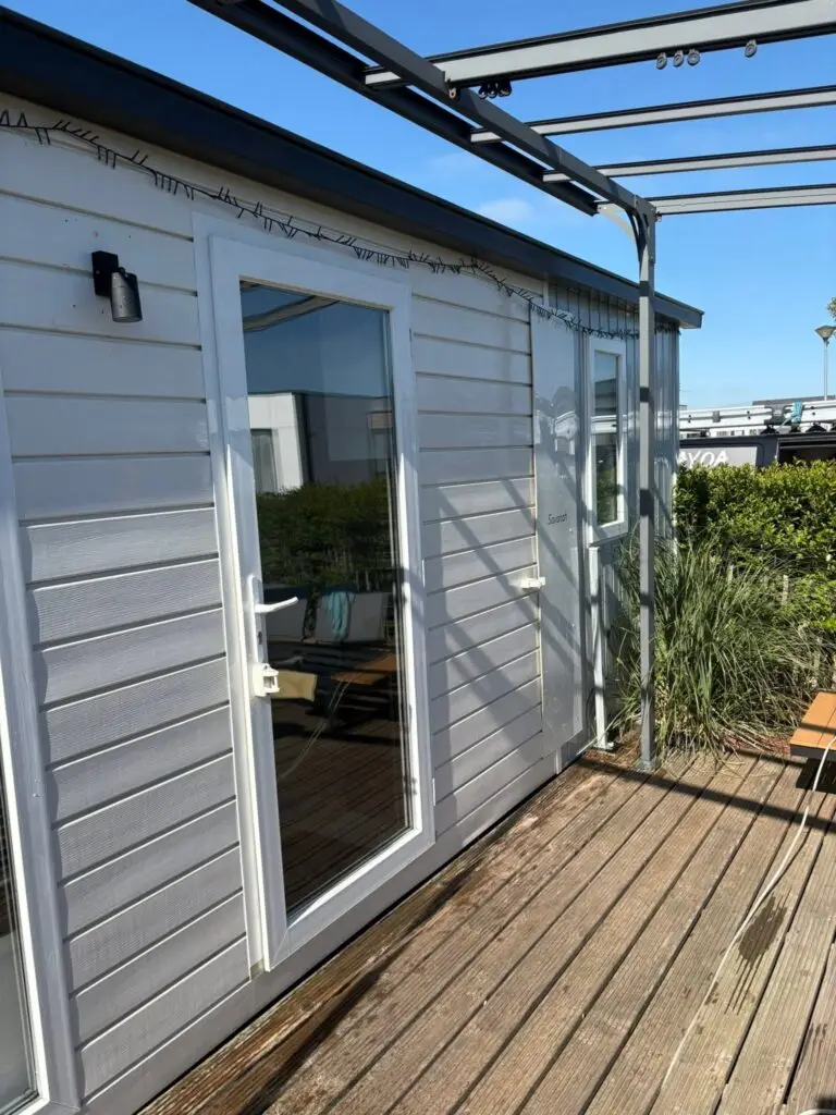 Gereinigde stacaravan met houten terras en overkapping aan de kust
