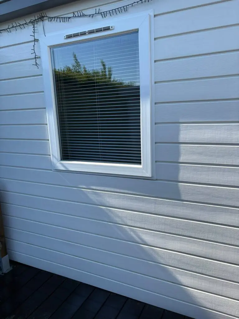 Schoon raam en wandpaneel van een stacaravan na reiniging